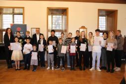  De prijswinnaars verblijdden het publiek met een concert in het historische stadhuis van Bocholt. Burgemeester Thomas Kerkhoff, muziekschooldirecteur Claudia Borgers en Dagmar Beinke-Bornemann (plaatsvervangend voorzitter van het regionale comité en directeur van de muziekschool van Wesel) feliciteren de winnaars. 