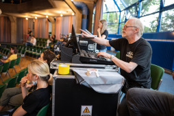 Die Kinder und Jugendlichen proben für das Kindermusical \ In der Woche vor der Aufführung richtet auch das Bühnenteam die Ton- und Lichteffekte für das Musical ein.