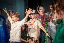  Dit jaar voert de musicalgroep van de muziekschool het toneelstuk 'WIMBA' op. 