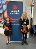  Overtuigend in het strijkersensemble: Matilda Varone en Lara Nienhaus van de Muziekschool Bocholt. 
