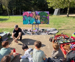 Graffitikunstproject Kunstenaar Raphael Wiese werkte samen met leerlingen van de Maria Montessorischool.