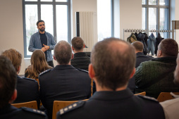 Oliver Brenn, hoofd van de afdeling Cultuur en Archief, leidt agenten van de districtspolitie Borken door de tentoonstelling Oliver Brenn, hoofd van de afdeling Cultuur en Archief, leidt agenten van de districtspolitie Borken door de tentoonstelling