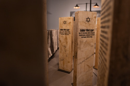 De tentoonstelling richt zich met indrukwekkende foto's op het lot van Joden die naar het getto in Riga werden gedeporteerd en vermoord. De tentoonstelling richt zich met indrukwekkende foto's op het lot van Joden die naar het getto in Riga werden gedeporteerd en vermoord.