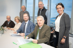 Ondertekening van de huurovereenkomst voor de bijlage bij het LernWerk Hoofd culturele zaken Björn Volmering (3e van links, zittend) en Joachim Freund (4e van links, zittend), voorzitter van de Bocholter Kunst- und Kulturgemeinschaft e.V., hebben de huurovereenkomst voor de appendix in LernWerk ondertekend. Ook op de foto staan de bestuursleden van de kunst- en cultuurgemeenschap en Jule Wanders, hoofd Cultuur en Onderwijs van de stad Bocholt.