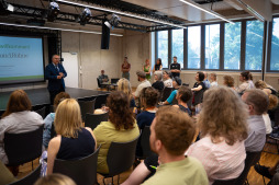  Burgemeester Thomas Kerkhoff vertelt over het concept van de Kubaai-locatie in het Bar Camp 