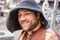  De nachtwaker van Bocholt, Florian Sauret, neemt geïnteresseerde bezoekers mee op een rondleiding door historisch Bocholt. 