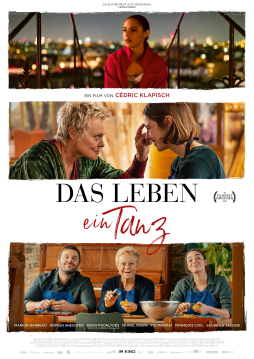 Das Leben ist ein Tanz Drei horizontale Fotos untereinander. Oberes Bild: Èlise, in eine Decke gehüllt mit traurigem Blick in die Ferne, im Hintergrund die abendliche Skyline eine Großstadt. Mittleres Bild: Èlise freundlich zugewandt einer älteren Frau die Ihr an die Stirn tippt. Unteres Bild: Èlise mit älteren Frau und jüngerem Mann alle lachend am Tisch bei Kartoffelschälen.