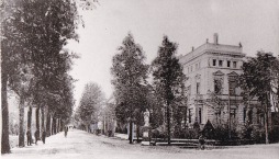 Villa Liebreich in 1905 De voormalige Villa Liebreich aan het Westend van Bocholt, hier te zien in 1905, werd in de nacht van de pogroms op 9/10 november 1938 van binnen zwaar vernield door een SA-ploeg. Emilie Liebreich, zwaar mishandeld, moest op \