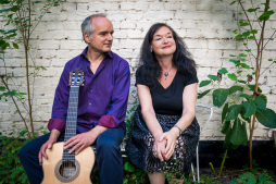 Zangeres Esther Lorenz (Berlijn) en gitarist Peter Kuhz Optredens in de Christuskirche in Bocholt: zangeres Esther Lorenz (Berlijn) en gitarist Peter Kuhz met hun programma \