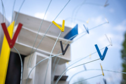 In de kubaai hangen momenteel vier kunstwerken van Duitse en Nederlandse kunstenaars voor het project \ In de kubaai hangen momenteel vier kunstwerken van Duitse en Nederlandse kunstenaars voor het project \