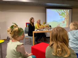 Bokeltje-Lesung in der Kinder- und Jugendbibliothek der Stadtbibliothek Paula Schmitz hatte sich passend zur Lesung verkleidet.