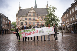 Bocholt Cultuurdagen 2024 Vooruitblik op de Cultuurdagen: (vanaf links) afdelingshoofd Jule Wanders, hoofd culturele zaken Björn Volmering, Oliver Brenn (hoofd van de afdeling Cultuur en archief), Theo Biermann (cultureel centrum Alte Molkerei), Oliver Marke (Stadttheater Bocholt e.V.), Emma Heckers (afdeling Cultuur en archief) en Hans Michael Spogahn (organisator CityArt).