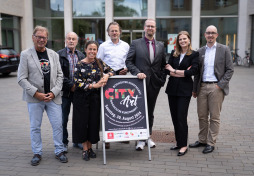 DSC09283 Kijken nu al uit naar de kunstmarkt 'CityArt' (v.l.n.r.): organisator Hans Michael Spogahn, kunsthandelaar Hermann Göring, afdelingshoofd Cultuur Jule Wanders, Michael Deutz van Deutz Produktionsstudios, eerste wethouder Björn Volmering, Laura-Sophie Feldberg en Kai Enck van de Stadtsparkasse Bocholt.