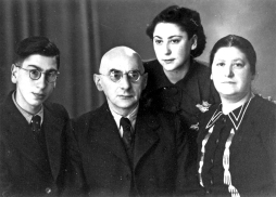 Foto van de familie Hochheimer Max en Henny Hochheimer met hun kinderen Marga en Paul vóór 1938.