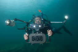 Foto van de multivision-presentatie 'ABGETAUCHT' 3D-fotograaf Stephan Schulz presenteert een unieke reisdocumentaire getiteld 'ABGETAUCHT - Die spannendsten Tauchziele der Welt'.