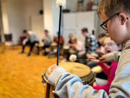 Bischof-Ketteler-School trommelproject Drumproject van de Bischof-Ketteler-Schule in samenwerking met de muziekschool en met steun van de Stadtsparkasse en de Förderverein.