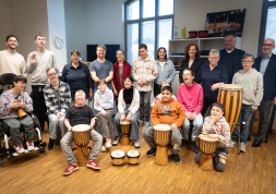Groepsfoto trommelproject De deelnemers, docenten en supporters van het gezamenlijke trommelproject zijn erg blij met de succesvolle afsluiting in LernWerk.