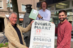  Uitkijkend naar de boekenmarkt (vanaf links): boekverkoper Rainer Heeke, Managing Director Michael Deutz en Oliver Brenn van het Ministerie van Cultuur en Onderwijs. 