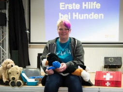 Eerste hulp seminar voor hondenliefhebbers Docente Britta Günther legt de belangrijkste basisprincipes uit van eerste hulp aan je eigen hond.