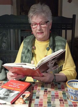  Barbara Hackenschmidt leest voor uit het boek over Regine Hildebrandt  