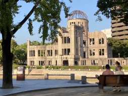 Atoombomkoepel in Hiroshima De Atomic Bomb Dome in het Hiroshima Peace Park is een gedenkteken voor het eerste gebruik van een atoombom in een oorlog.