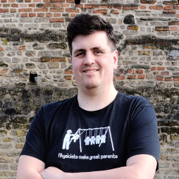 Portret_Dr Heimann Dr. Philipp Heimann deelt zijn enthousiasme voor natuurkunde tijdens een lezing in het centrum voor volwassenenonderwijs.