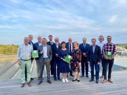  Auf dem Bild (von links): Paul van Dun (Regio Achterhoek, Autor), Wolfgang Tembrink (Stadtarchiv Bocholt), Gerhard Schmalstieg (Stadtarchiv Bocholt), Dr. Gerd Eckstein (Kreis Borken, Autor), Flemming N. Feß (Kreis Borken, Autor), Martin Schmidt (LWL-Industriemuseum TextilWerk Bocholt, Autor), stellv. Bürgermeistern Elisabeth Kroesen, Prof. Hans-Walter Schmuhl (Herausgeber), Heike Schoo (Stadtarchiv Bocholt), Dr. Volker Tschuschke (Kreis Borken, Autor), Erster Stadtrat Thomas Waschki, Michael Deutz (Verleger), Dr. Marius Lange (Autor). 