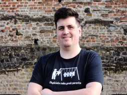 Dr. Philipp Heimann Dr. Philipp Heimann deelt zijn enthousiasme voor astrofysica tijdens een lezing in het centrum voor volwassenenonderwijs.
