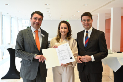 Districtsvoorzitter Andreas Bothe overhandigt financieringsbesluit in Münster Burgemeester Christian Mangen (links) en Isabel Testroet, directeur van de VHS en Junge Uni, zijn blij met het financieringsbesluit uit handen van districtvoorzitter Andreas Bothe (rechts).