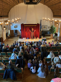 Puppenspiel Flocke und der Weihnachtszauber - Das Publikum Kinder sitzen auf dem Boden vor der Märchenbühne im Hist. Rathaus.