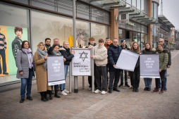 Op vrijdag start de postercampagne in het centrum van Bocholt Leerlingen van het Mariengymnasium samen met (vanaf links) directrice Ruth-Maria Sonntag, museumdirecteur Lisa Merschformann, afdelingshoofd Oliver Brenn (cultuur en archieven), afdelingshoofd Jule Wanders, Rainer Heeke alsmede burgemeester Thomas Kerkhoff (donkerblauw jasje) en leraar Klaus Kohlgrüber. (Foto: Stad Bocholt)