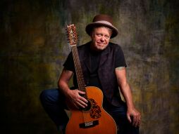  Gitarist, zanger en verhalenverteller Richie Arndt is te gast in Bocholt met zijn programma \