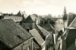  Voormalige Joodse synagoge in Bocholt (gebouw in het midden van de foto met twee torentjes). 