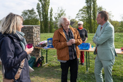 Der Künstler Willi Landsknecht (braune Jacke) im Gespräch mit Aaltens Bürgermeister Anton Stapelkamp (rechts). 