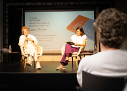 Gesprek met kunstenaars Schrijfster en activiste Lizzie Doron (links) in gesprek met cultuurwetenschapper dr. Alexandra Nocke.