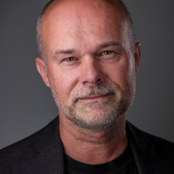 Portret Manfred Jasmund Met zijn tentoonstelling wil de Keulse fotograaf Manfred Jasmund het onderwerp depressie zichtbaar maken en de taboes eromheen wegnemen.