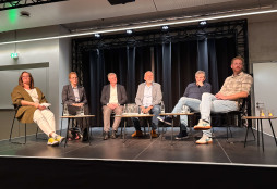 Paneldiscussie bij LernWerk Over sterven en leven: VHS discussieavond raakt het publiek
