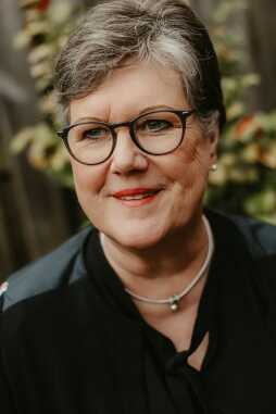 Karin Grunwald Schoolsecretaris Karin Grunwald viert haar 25-jarig jubileum bij de gemeenteraad.