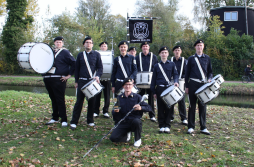  Die Drumband Aalten kommt nach Bocholt. 