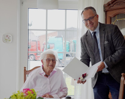 Elisabeth Harhuis 100 jaar Burgemeester Thomas Kerkhoff feliciteert Elisabeth Harhuis met haar 100e verjaardag.