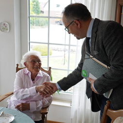 Elisabeth Harhuis 100 jaar 2 Elisabeth Harhuis (100) is blij met de felicitaties van burgemeester Thomas Kerkhoff.
