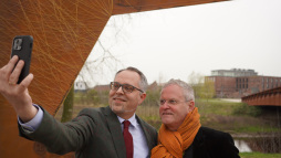  Burgemeester Thomas Kerkhoff neemt een selfie met kunstenaar Ludwig Maria Vongries voor het nieuwe kunstwerk. 