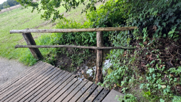  Kapotte houten brug bij de Hochzeitswald in Bocholt. 