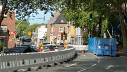Bouwplaats aan de Ostwall Herinnering aan de huidige afsluiting van de doorgaande verbinding 'Im Bollwerk'