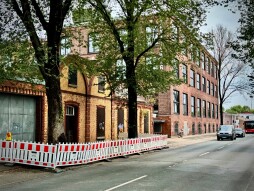 Een deel van het fiets- en voetpad aan de Industriestraße is afgesloten Vanwege een leegstaand industrieel gebouw moet het wegdek worden afgesloten.