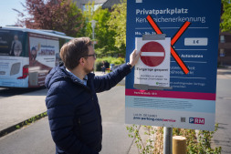  City planning officer Dave Welling verwijdert de laatste posters die nog verwijzen naar de sluiting van de ondergrondse parkeergarage.  