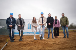  De familie Hessling gaat nu echt aan de slag met hun huis in Mussum. Naast stedenbouwkundige Dave Welling (3e van rechts), Ralf Hagedorn (Hochbau Hagedorn) (vanaf links), architect Daniel Ritte en (vanaf rechts) Ingo Strohfeld en Isabell Rosengärtner van de afdeling grond- en landbeheer van de stad Bocholt feliciteerden de familie met de eerste steenlegging. 