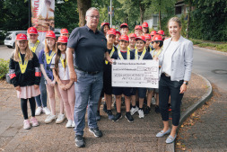 Julia Bergerfurth von der Stadtsparkasse überreicht einen Scheck für die Anhalteaktion Julia Bergerfurth von der Stadtsparkasse überreicht einen Scheck für die Anhalteaktion an Ludger Thesing von der Stadt Bocholt.
