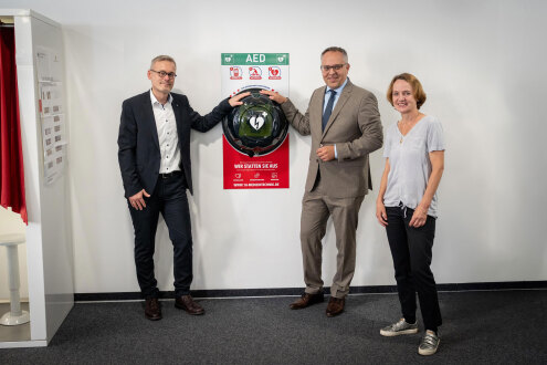 De nieuwe defibrillator in het Citizens' Advice Bureau is nu beschikbaar