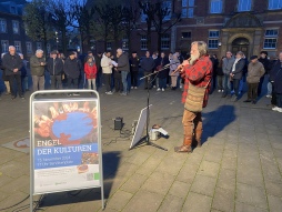 Engel van culturen 2024 2 Lothar Meinen begeleidde het evenement muzikaal op een fluit.
